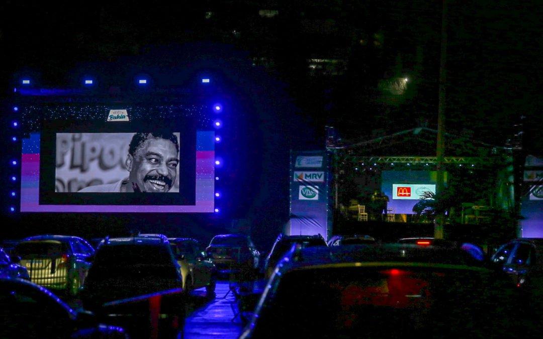 Público agora tem a opção de curtir shows e espetáculos fora dos carros nos Drive-Ins