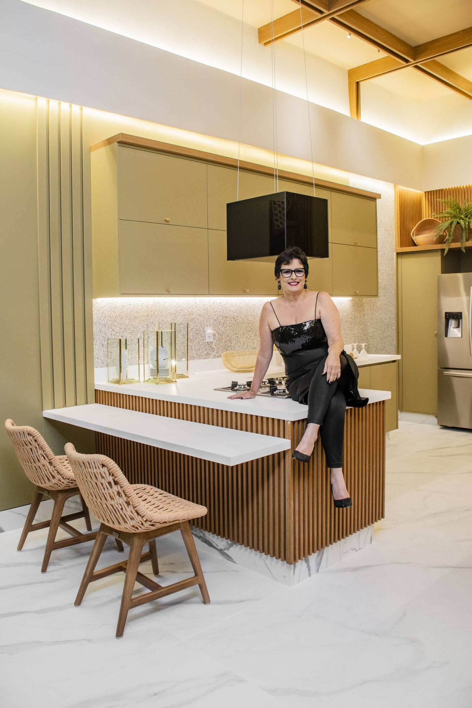 Inovação e bom gosto: o dourado industrial da cozinha de Cris Pepe 