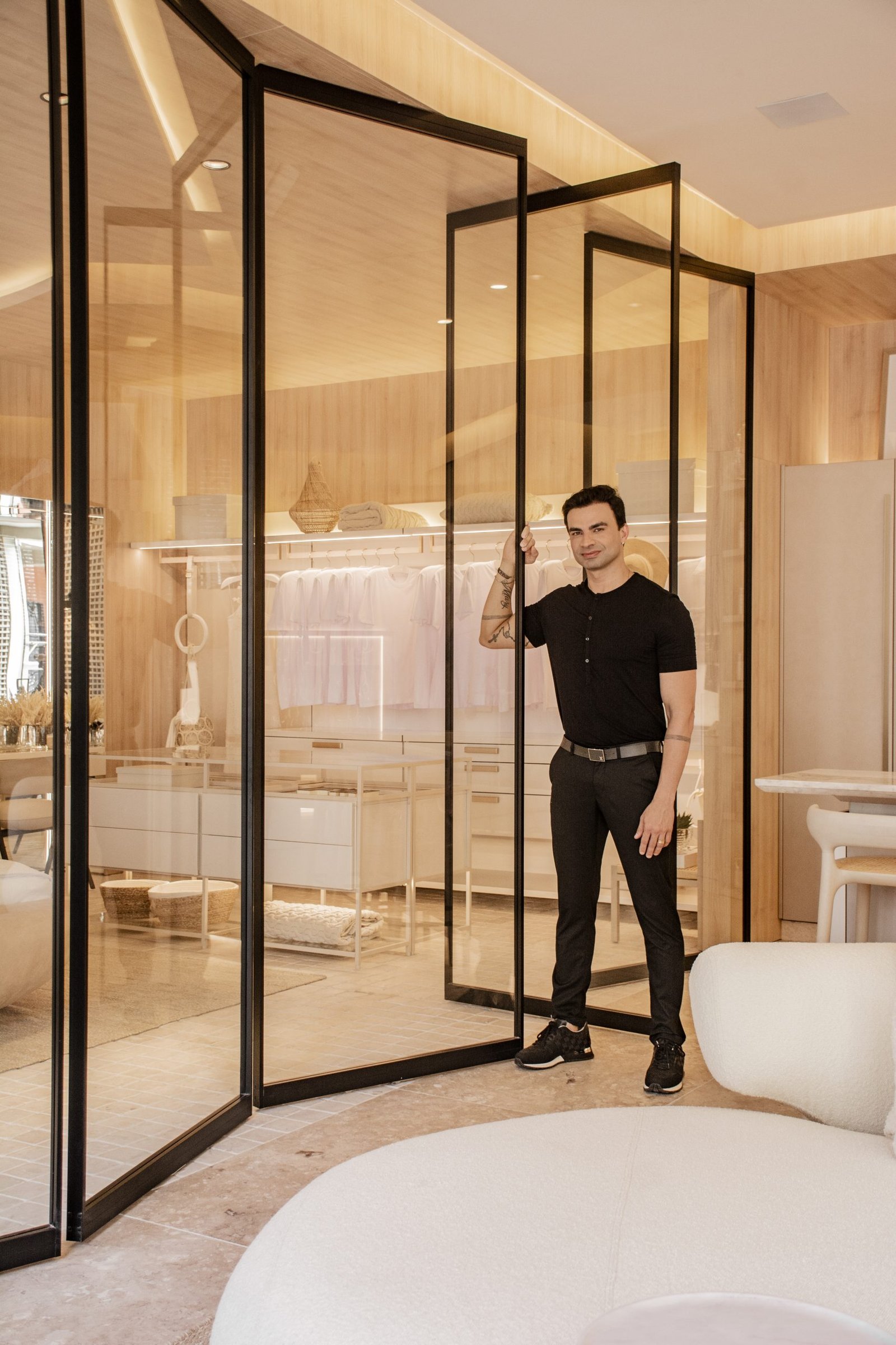 Cores suaves e mobiliário de alto padrão são destaque no espaço Casa FM, do arquiteto Flávio Moura