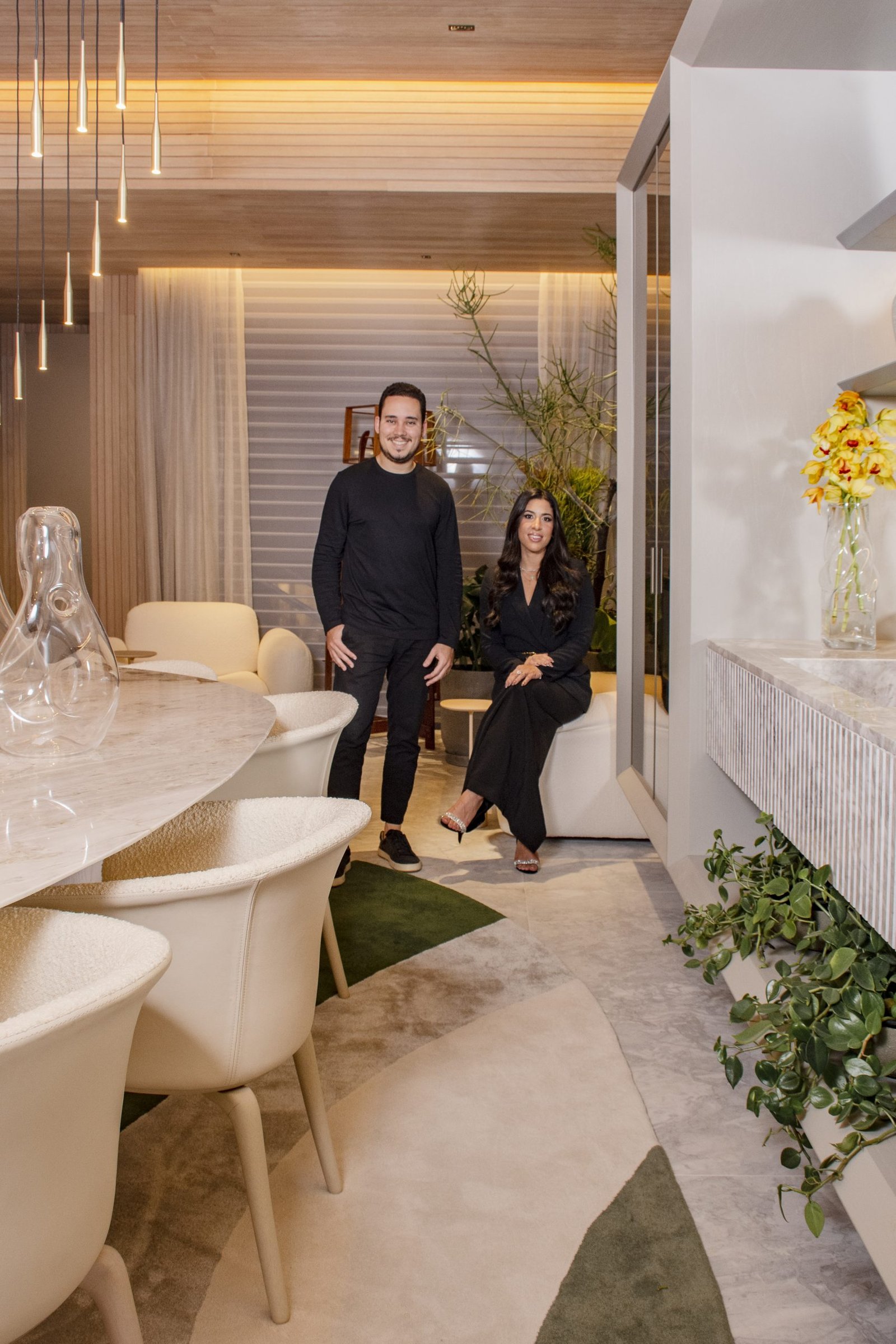 Arquitetos Carol Gaspar e Cauã Witzke apresentam Essência: Uma sala para receber