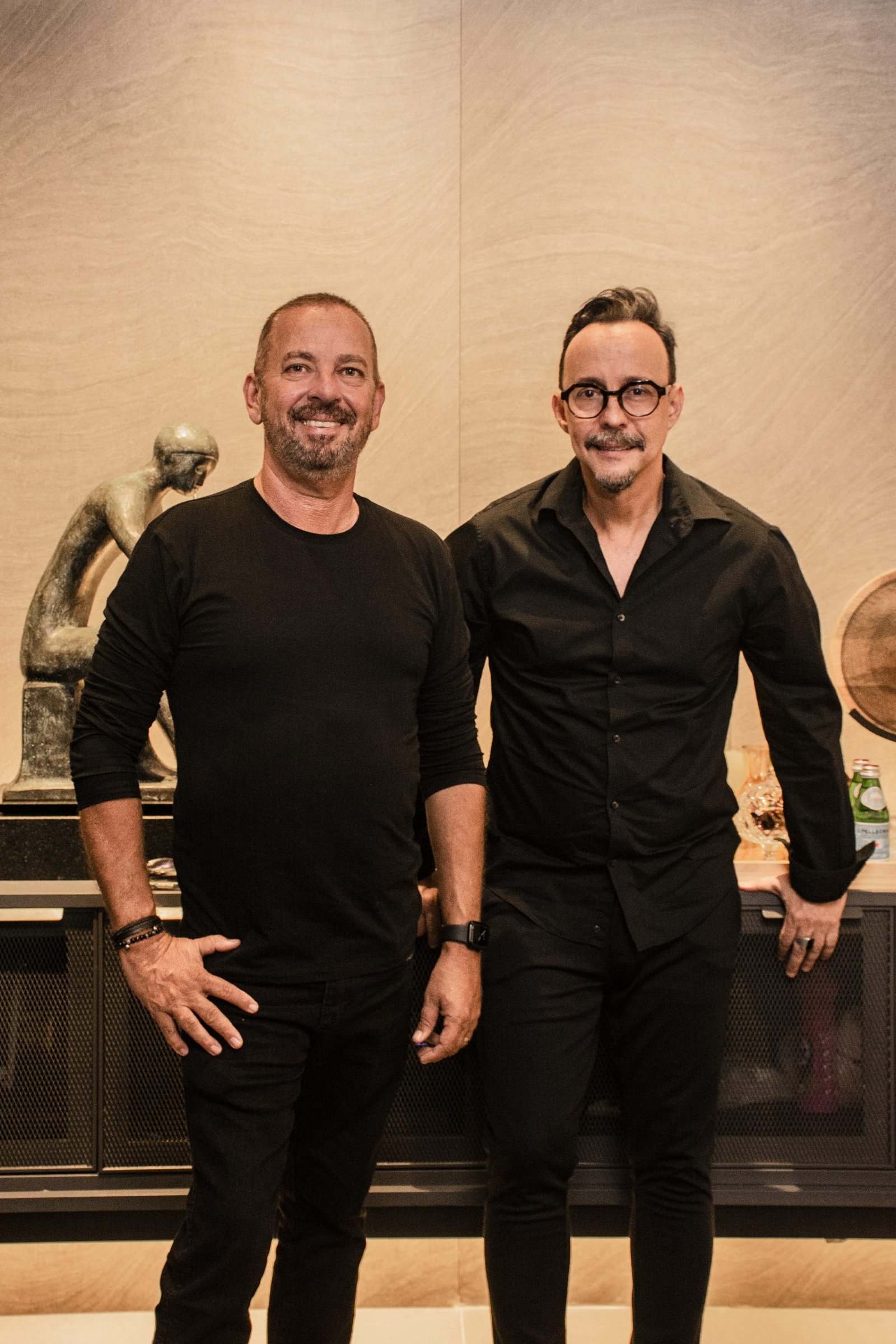 Ivan Rocha e Carlos Pinilos criam experiência plástica e sensorial com espaço Home Theater