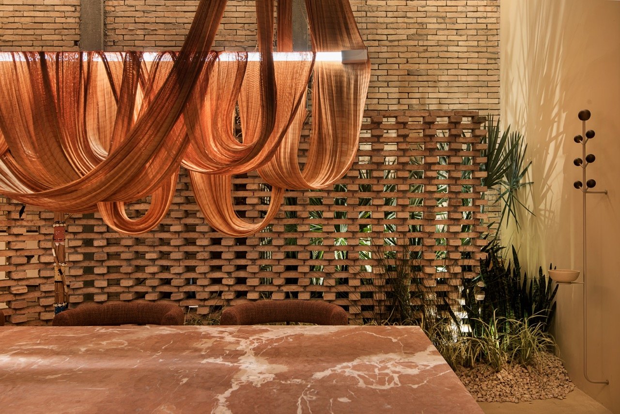 Gabriel Magalhães mergulha nas suas memórias pessoais para assinar sala de jantar da Casas Conceito