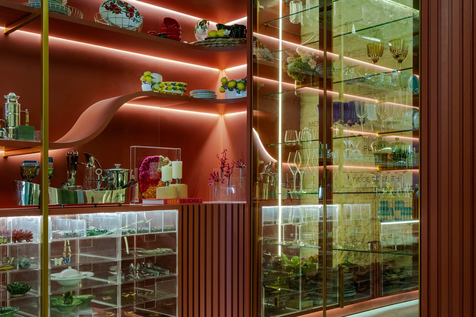 Louçaria de Esther Rosemberg na Casas Conceito destacou protagonismo dos itens de mesa