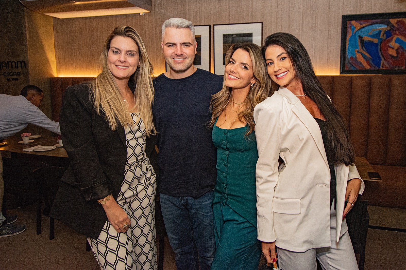 Nathalia Velame recebe Dalmo Cavalcante para aula de automaquiagem na Casas Conceito