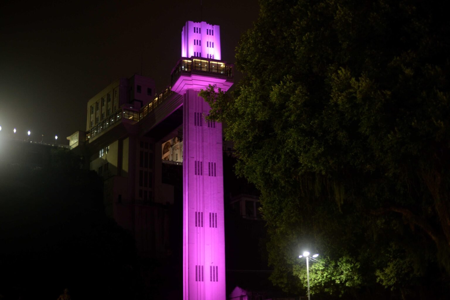 Outubro Rosa: Monumentos de Salvador ganham iluminação especial