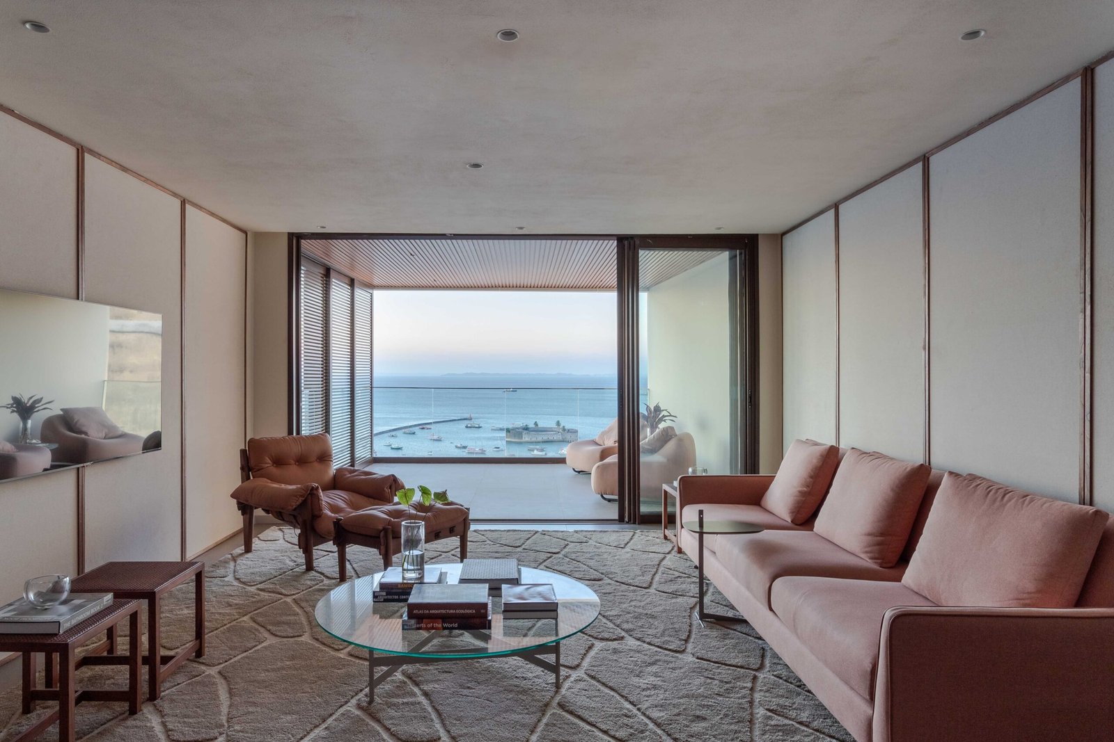 Primo Arquitetura aposta no minimalismo elegante em ambiente na Mostra Conceito Hotéis