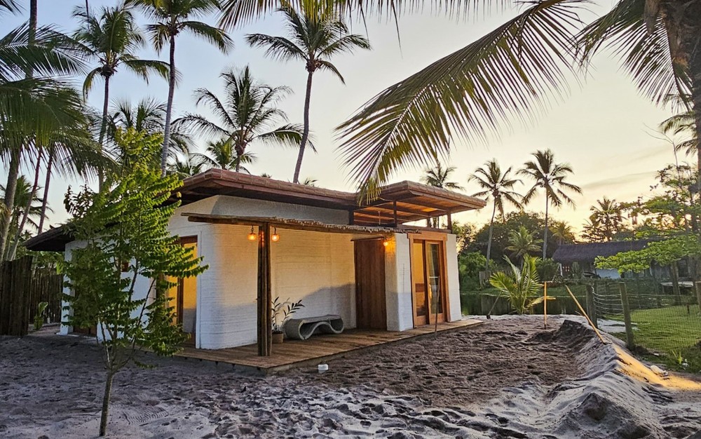 Avaliada em R$ 190 mil, casa feita por impressora 3D é instalada na Bahia