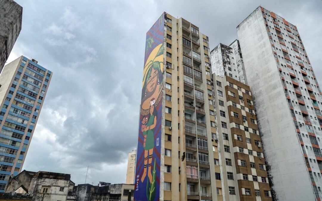 Salvador ganha obra vertical inédita assinada por artista indígena Yacunã Tuxá