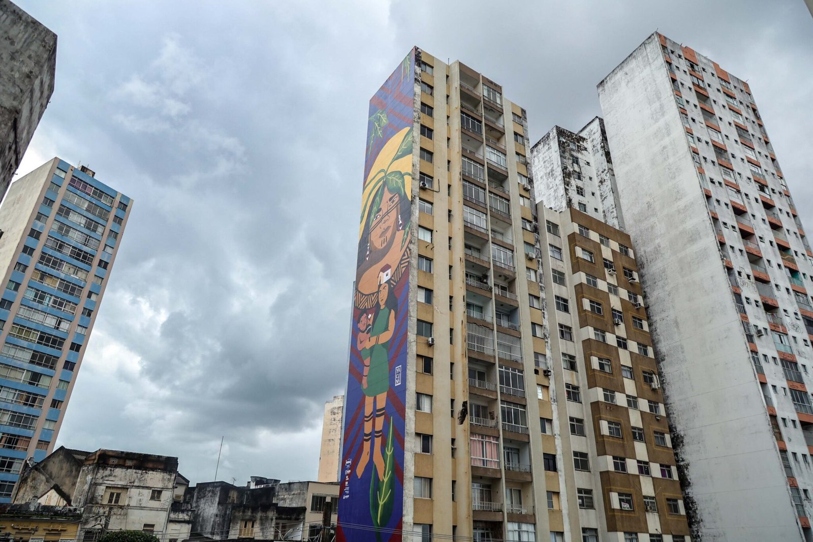 Salvador ganha obra vertical inédita assinada por artista indígena Yacunã Tuxá