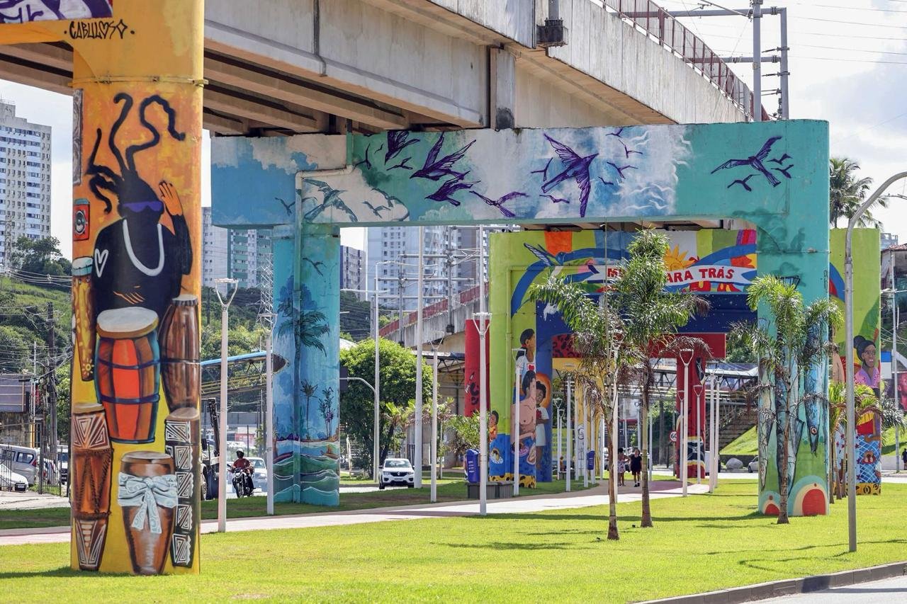 Projeto transforma avenida da capital baiana em galeria de arte a céu aberto