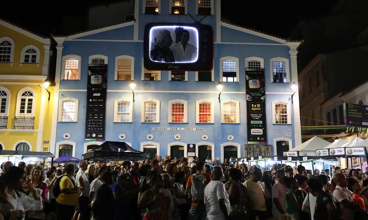 Flipelô celebra 10 anos e reúne grandes nomes da literatura no Centro Histórico de Salvador